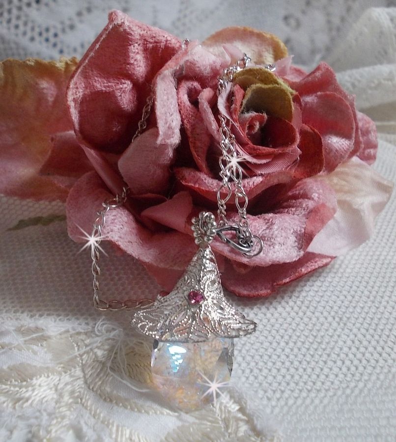 Colar de Flores de Prata com um belo pingente de cristal Swarovski, um encaixe em forma de coração de prata com corrente, anéis, fecho e corrente de extensão em Prata 925/1000