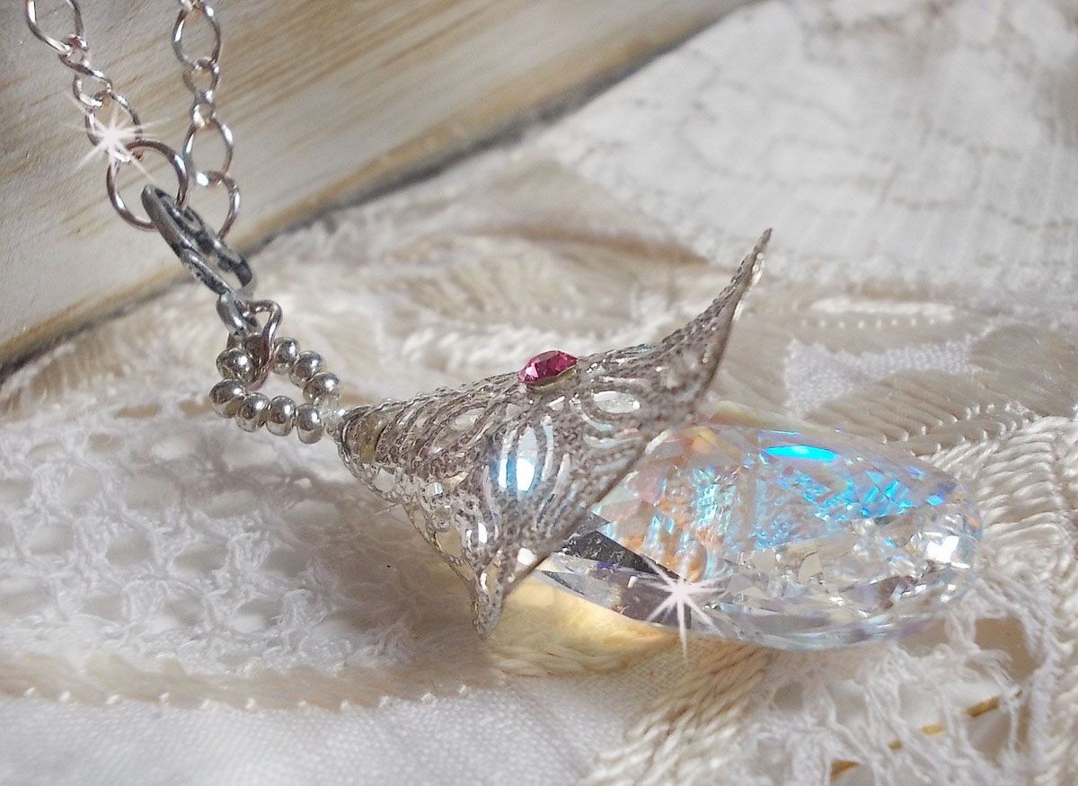 Colar de Flores de Prata com um belo pingente de cristal Swarovski, um encaixe em forma de coração de prata com corrente, anéis, fecho e corrente de extensão em Prata 925/1000