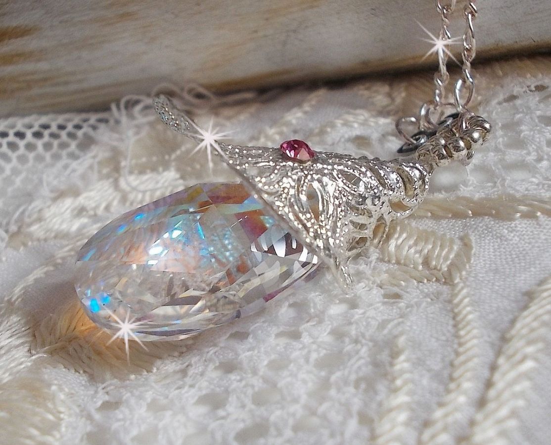 Colar de Flores de Prata com um belo pingente de cristal Swarovski, um encaixe em forma de coração de prata com corrente, anéis, fecho e corrente de extensão em Prata 925/1000