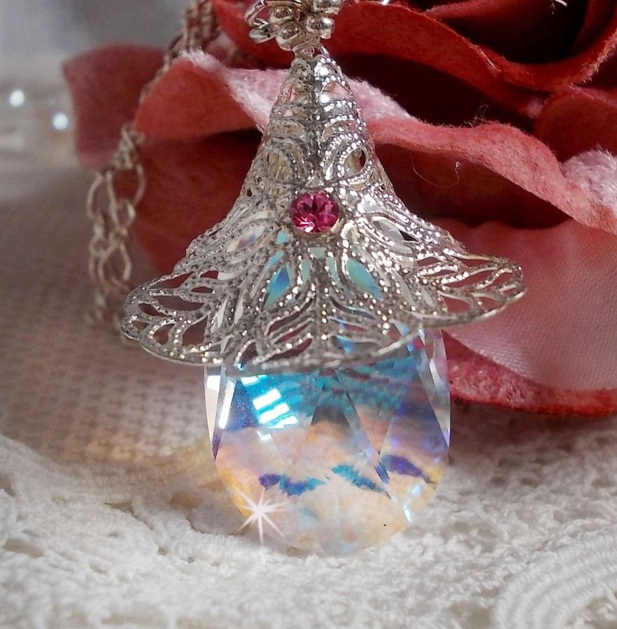 Colar de Flores de Prata com um belo pingente de cristal Swarovski, um encaixe em forma de coração de prata com corrente, anéis, fecho e corrente de extensão em Prata 925/1000