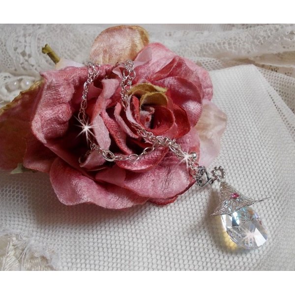 Colar de Flores de Prata com um belo pingente de cristal Swarovski, um encaixe em forma de cora&ccedil;&atilde;o de prata com corrente, an&eacute;is, fecho e corrente de extens&atilde;o em Prata 925/1000