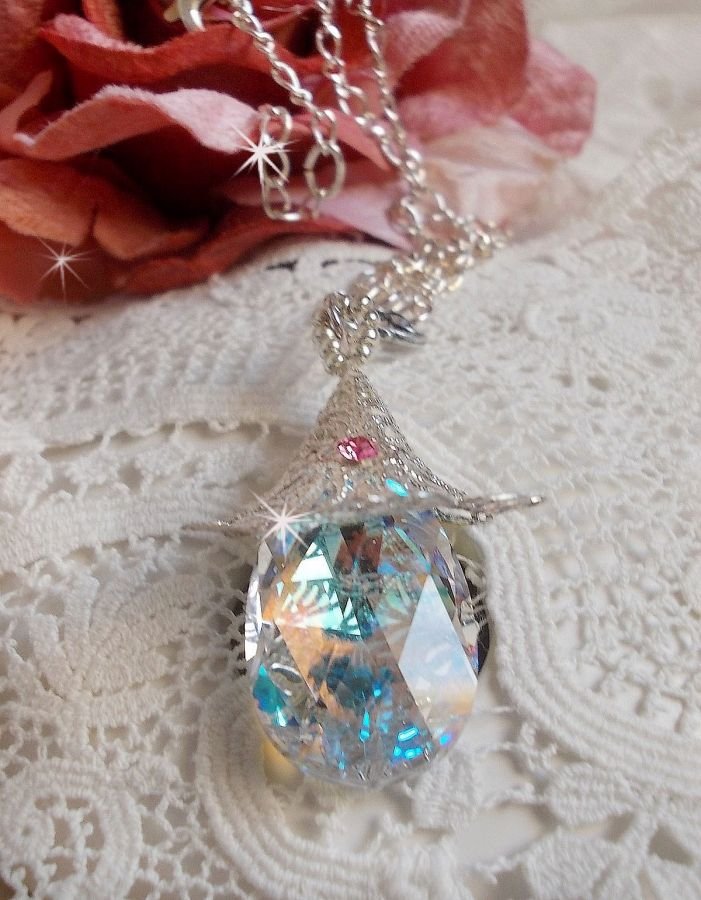 Colar de Flores de Prata com um belo pingente de cristal Swarovski, um encaixe em forma de coração de prata com corrente, anéis, fecho e corrente de extensão em Prata 925/1000