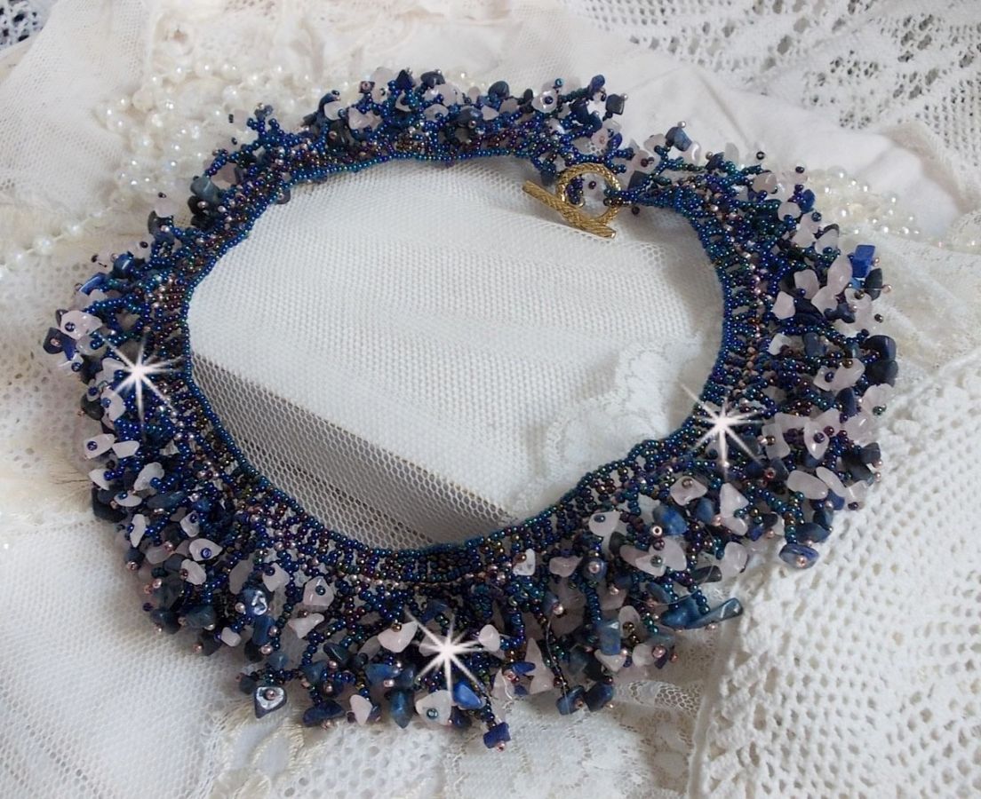 Colar de flores de coral com contas de sementes e pedras semi-preciosas tais como Quartzo, Sodalite e Lápis Lazuli.