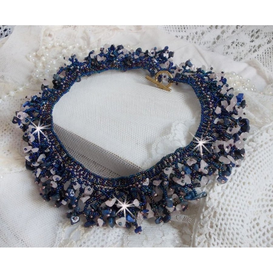 Colar de flores de coral com contas de sementes e pedras semi-preciosas tais como Quartzo, Sodalite e Lápis Lazuli.
