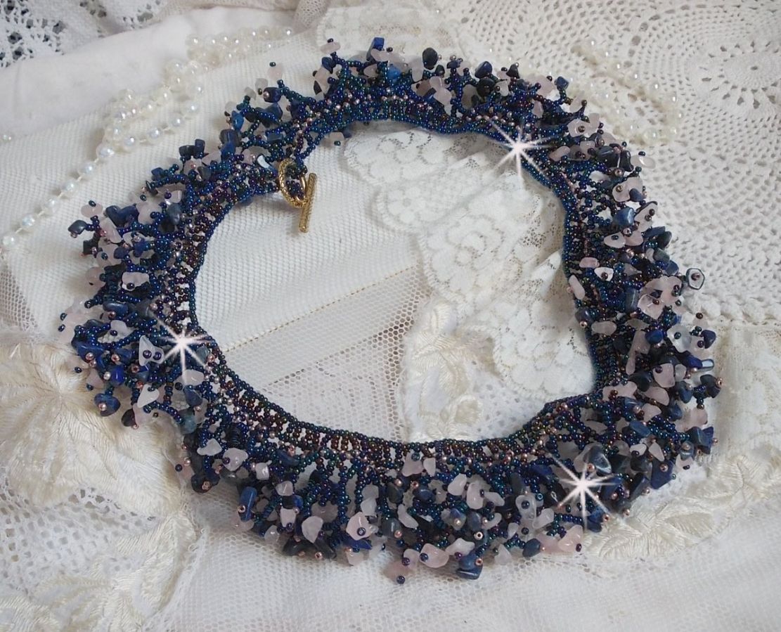 Colar de flores de coral com contas de sementes e pedras semi-preciosas tais como Quartzo, Sodalite e Lápis Lazuli.