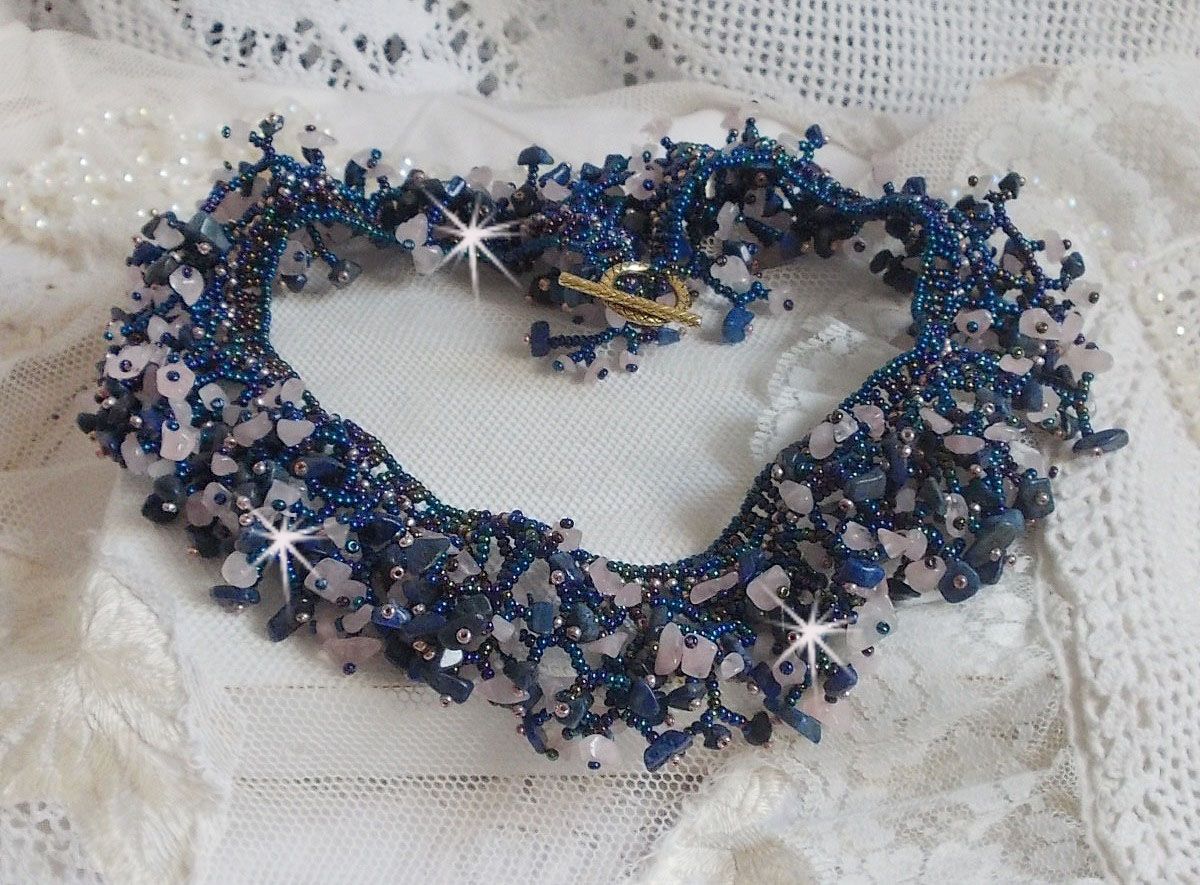 Colar de flores de coral com contas de sementes e pedras semi-preciosas tais como Quartzo, Sodalite e Lápis Lazuli.