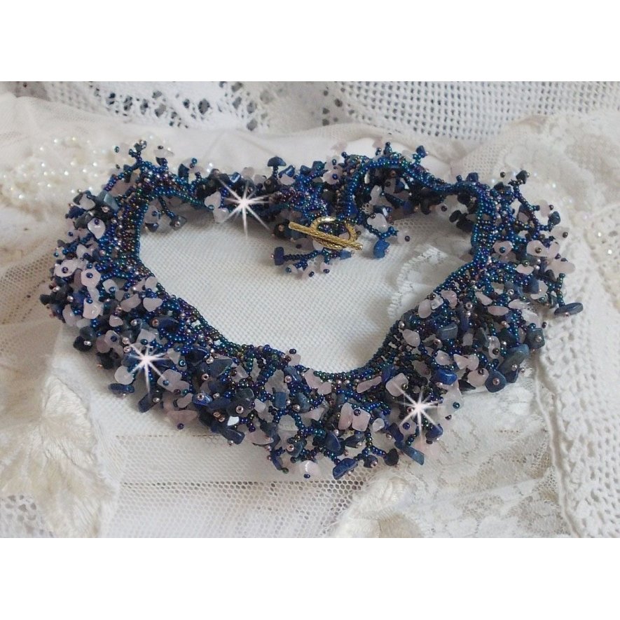 Colar de flores de coral com contas de sementes e pedras semi-preciosas tais como Quartzo, Sodalite e Lápis Lazuli.