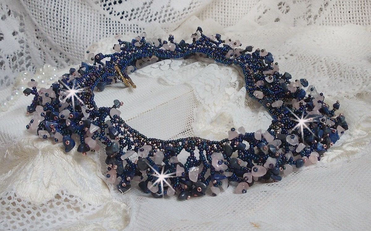 Colar de flores de coral com contas de sementes e pedras semi-preciosas tais como Quartzo, Sodalite e Lápis Lazuli.