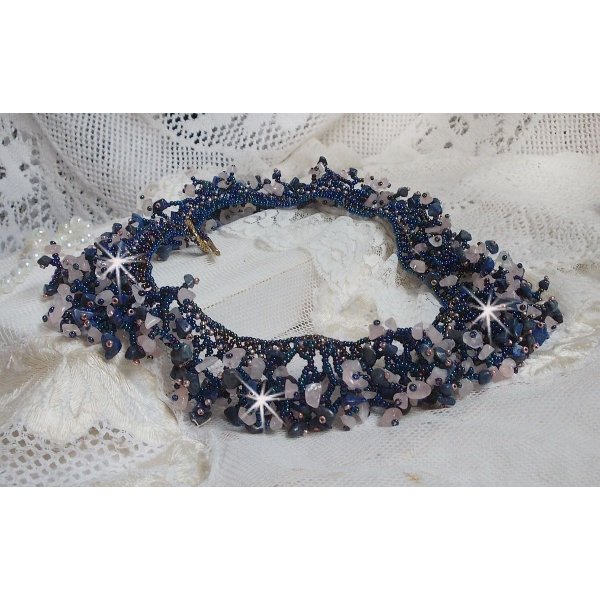 Colar de flores de coral com contas de sementes e pedras semi-preciosas tais como Quartzo, Sodalite e Lápis Lazuli.