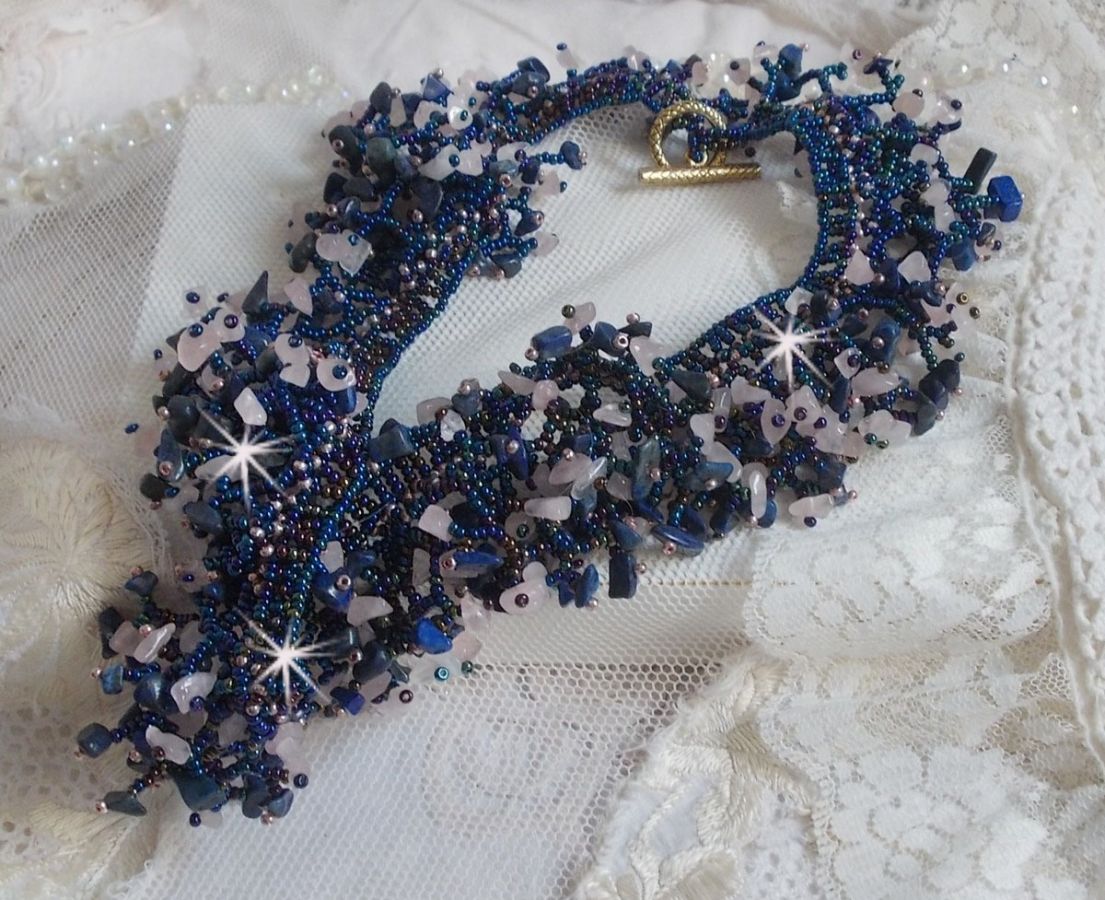 Colar de flores de coral com contas de sementes e pedras semi-preciosas tais como Quartzo, Sodalite e Lápis Lazuli.