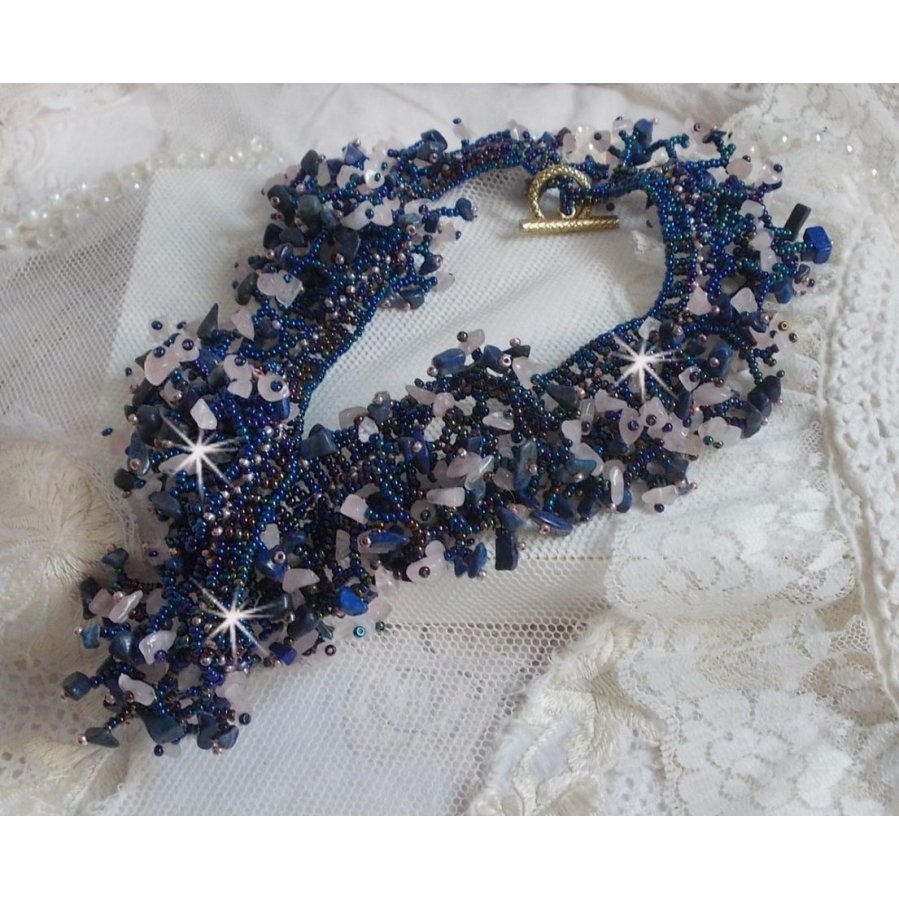 Colar de flores de coral com contas de sementes e pedras semi-preciosas tais como Quartzo, Sodalite e Lápis Lazuli.
