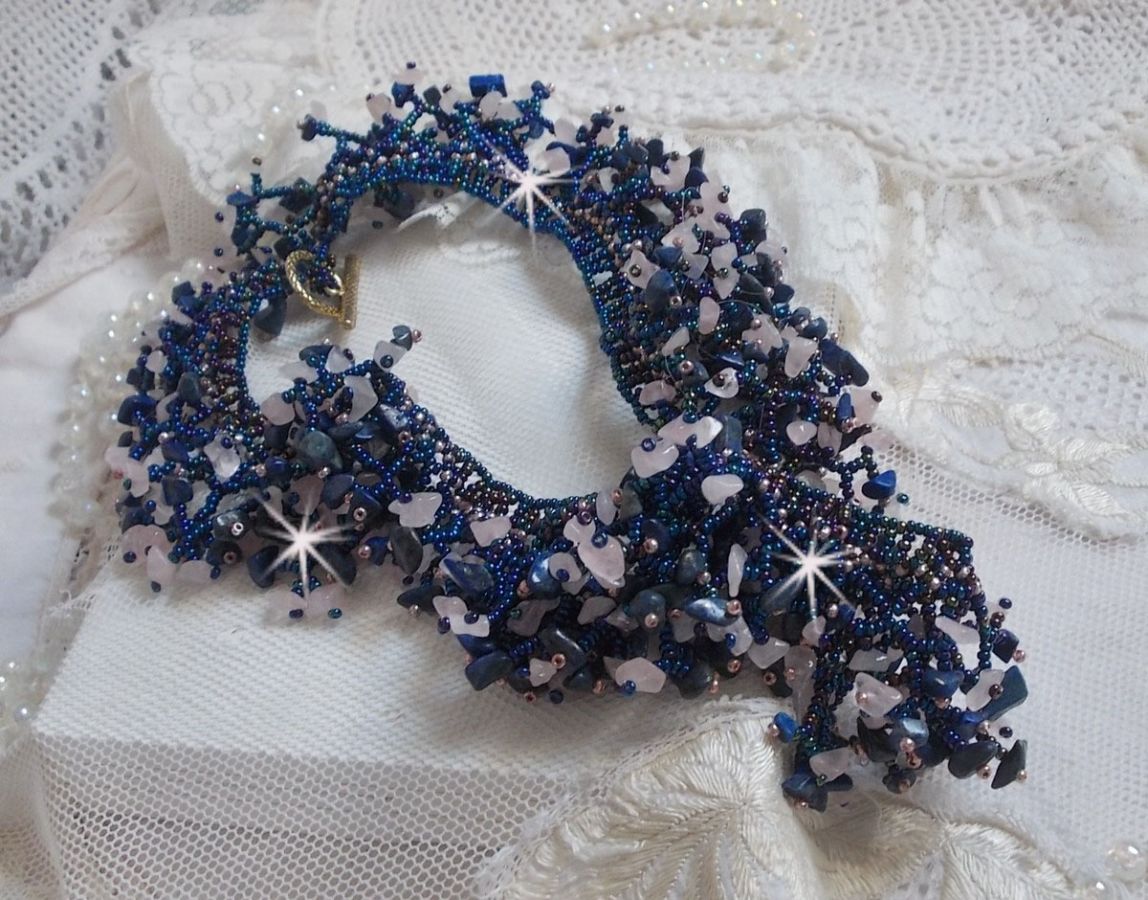 Colar de flores de coral com contas de sementes e pedras semi-preciosas tais como Quartzo, Sodalite e Lápis Lazuli.