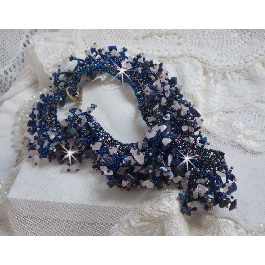 Colar de flores de coral com contas de sementes e pedras semi-preciosas tais como Quartzo, Sodalite e Lápis Lazuli.