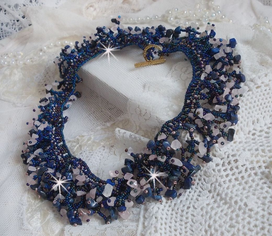 Colar de flores de coral com contas de sementes e pedras semi-preciosas tais como Quartzo, Sodalite e Lápis Lazuli.
