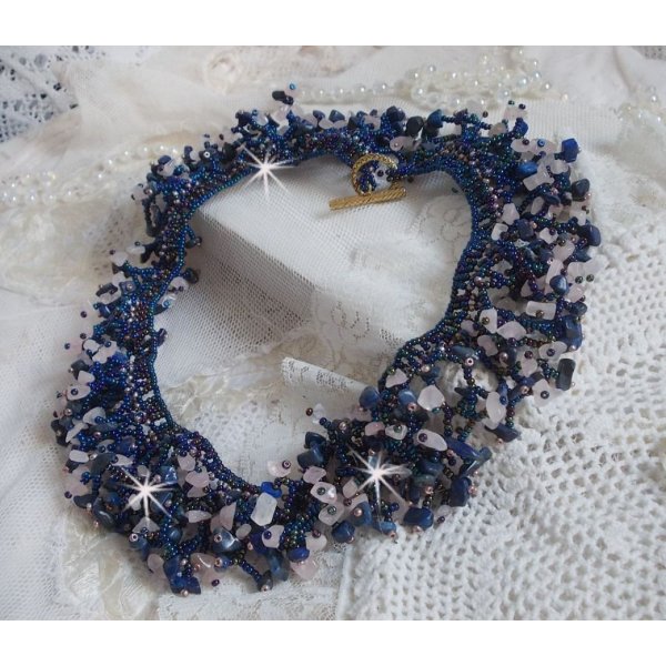 Colar de flores de coral com contas de sementes e pedras semi-preciosas tais como Quartzo, Sodalite e L&aacute;pis Lazuli.