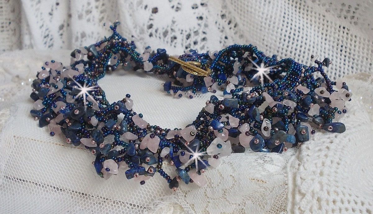 Colar de flores de coral com contas de sementes e pedras semi-preciosas tais como Quartzo, Sodalite e Lápis Lazuli.