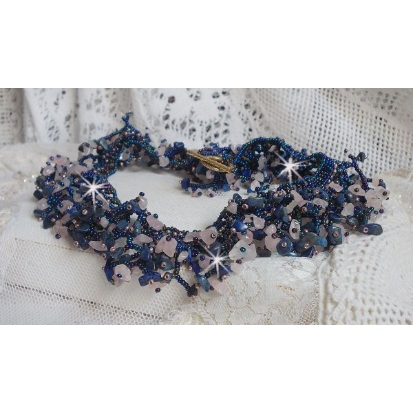 Colar de flores de coral com contas de sementes e pedras semi-preciosas tais como Quartzo, Sodalite e Lápis Lazuli.