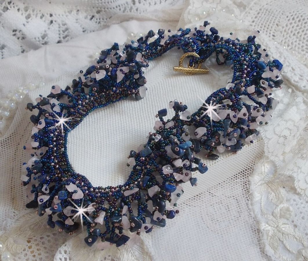 Colar de flores de coral com contas de sementes e pedras semi-preciosas tais como Quartzo, Sodalite e Lápis Lazuli.