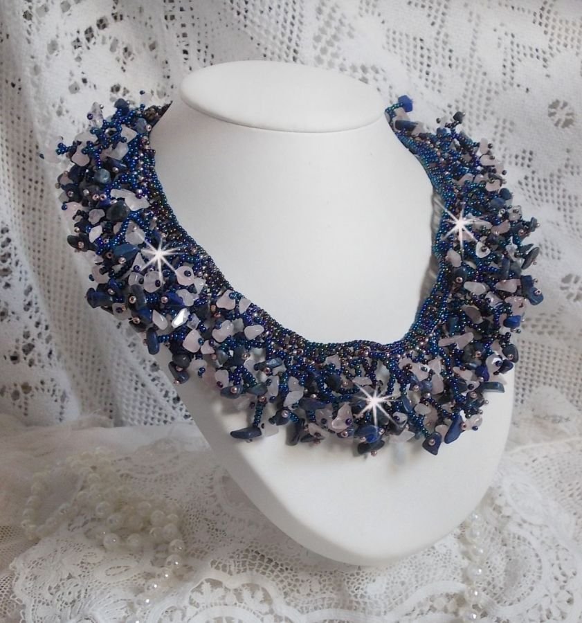 Colar de flores de coral com contas de sementes e pedras semi-preciosas tais como Quartzo, Sodalite e Lápis Lazuli.