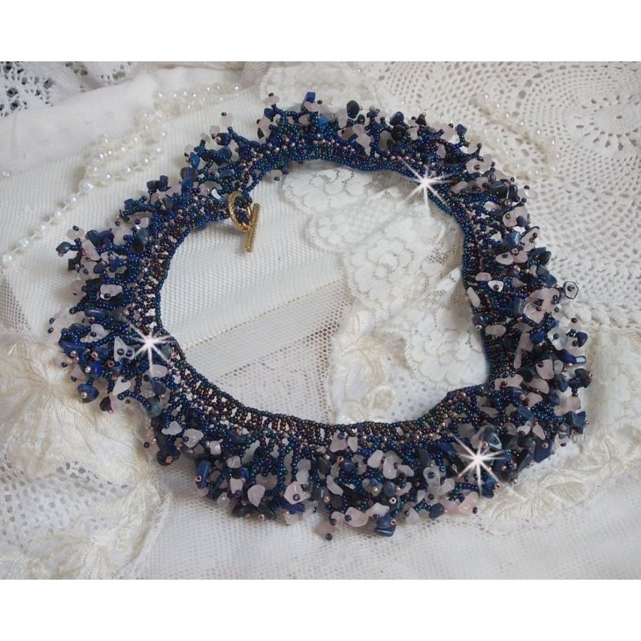 Colar de flores de coral com contas de sementes e pedras semi-preciosas tais como Quartzo, Sodalite e Lápis Lazuli.