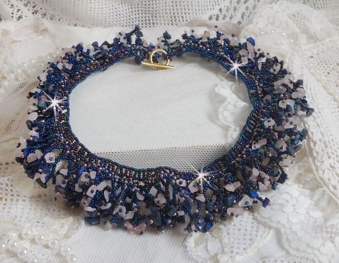Colar de flores de coral com contas de sementes e pedras semi-preciosas tais como Quartzo, Sodalite e Lápis Lazuli.