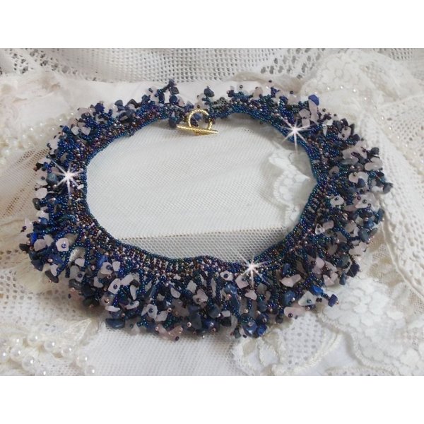 Colar de flores de coral com contas de sementes e pedras semi-preciosas tais como Quartzo, Sodalite e L&aacute;pis Lazuli.