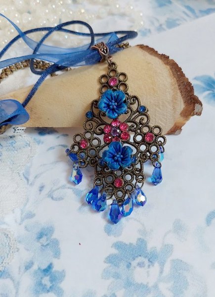 Collier Fleurs Bleues avec estampe, fleurs en r&eacute;sine, rubans, queue de rat, cabochons zirconium et perles cristal Swarovski
