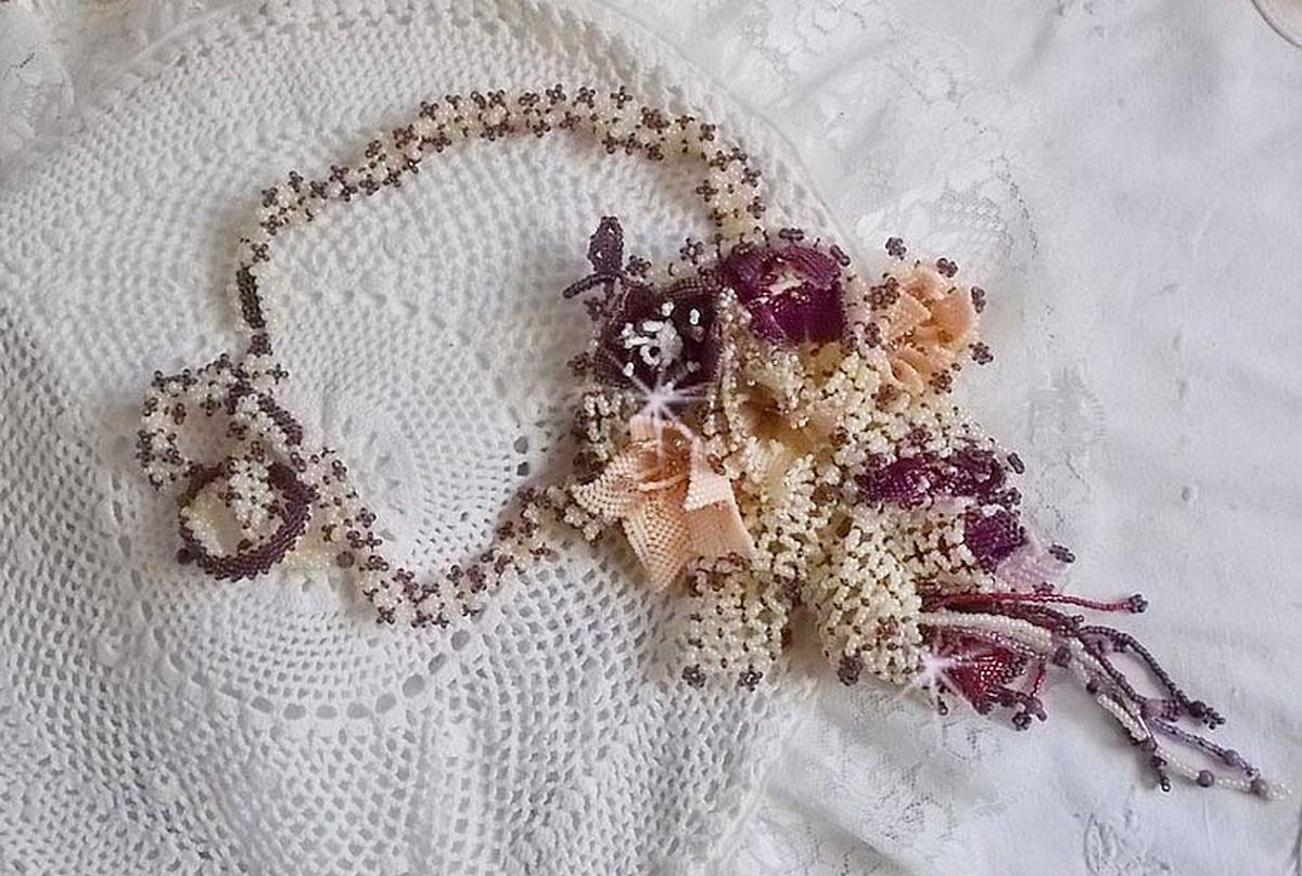 Colar Les Floralies montado com pedras preciosas : Sugilite e Miyuki Delicas contas de diferentes cores 