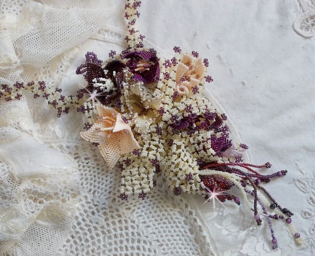 Colar Les Floralies montado com pedras preciosas : Sugilite e Miyuki Delicas contas de diferentes cores 