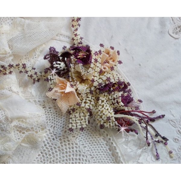 Colar Les Floralies montado com pedras preciosas : Sugilite e Miyuki Delicas contas de diferentes cores 