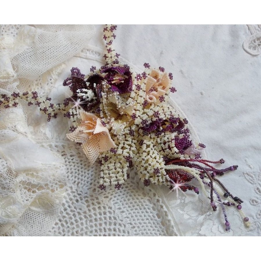 Colar Les Floralies montado com pedras preciosas : Sugilite e Miyuki Delicas contas de diferentes cores 
