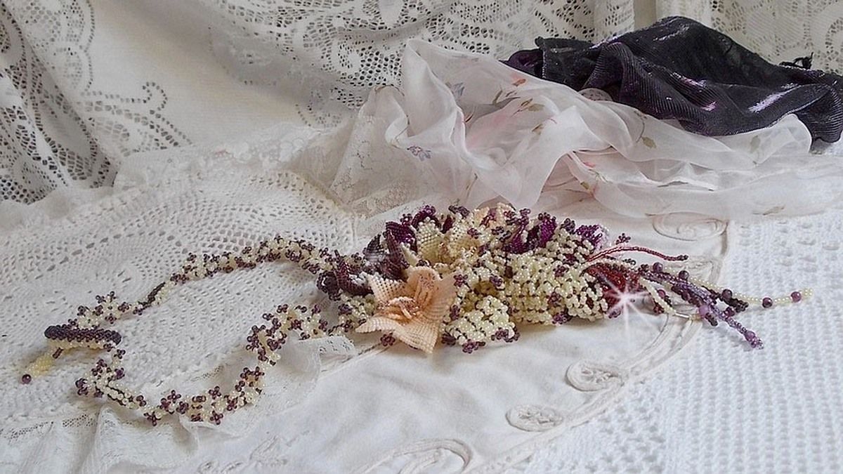 Colar Les Floralies montado com pedras preciosas : Sugilite e Miyuki Delicas contas de diferentes cores 