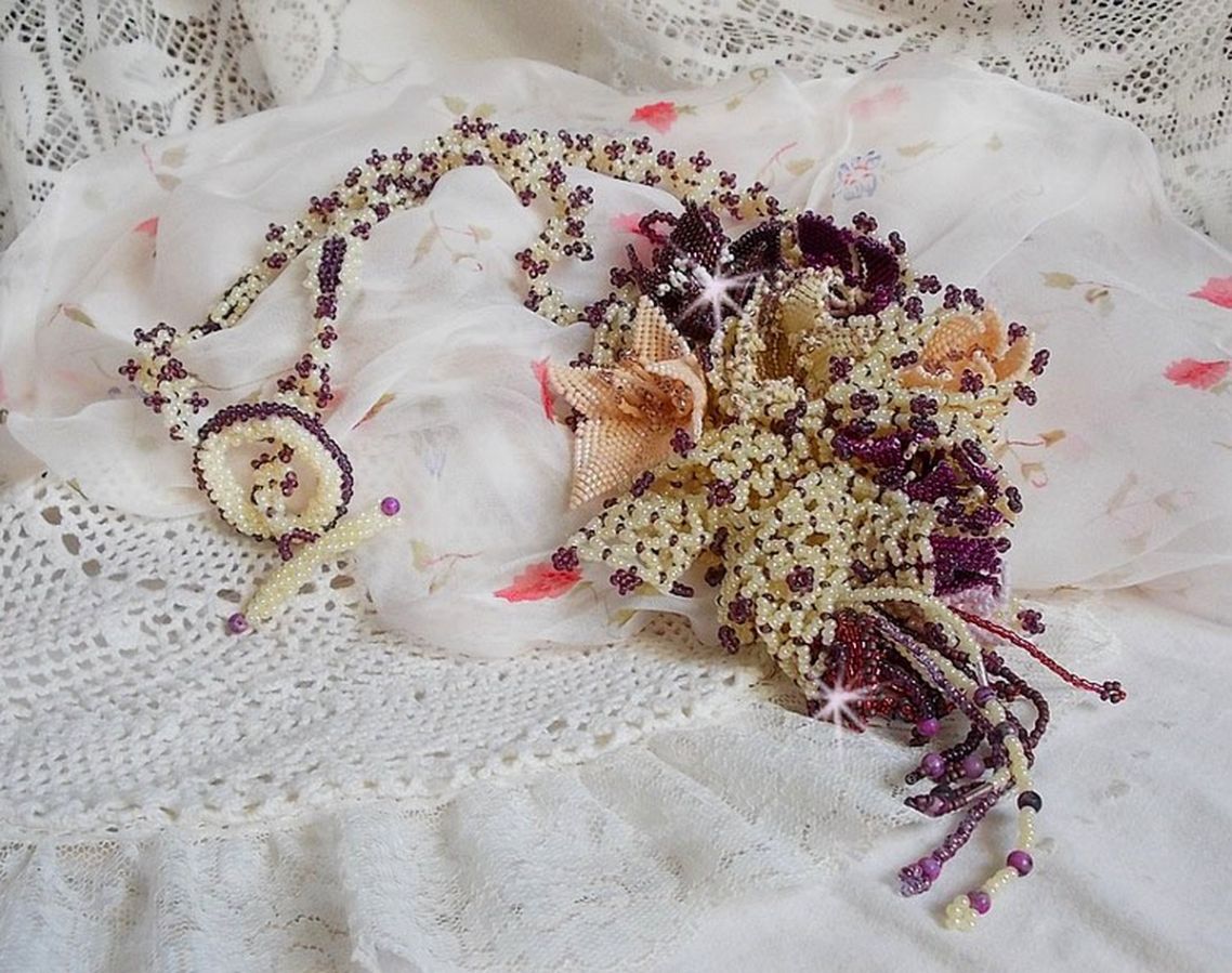 Colar Les Floralies montado com pedras preciosas : Sugilite e Miyuki Delicas contas de diferentes cores 