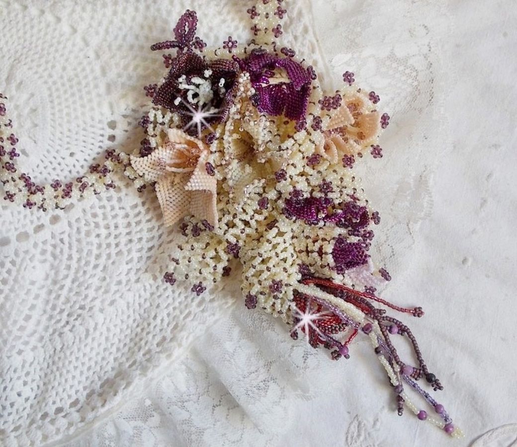 Colar Les Floralies montado com pedras preciosas : Sugilite e Miyuki Delicas contas de diferentes cores 