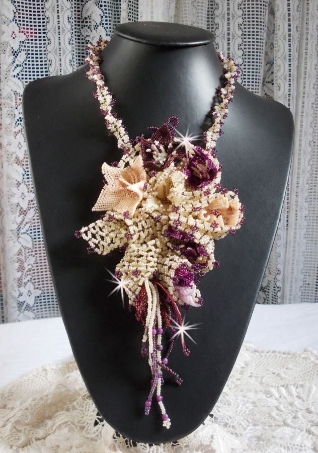 Colar Les Floralies montado com pedras preciosas : Sugilite e Miyuki Delicas contas de diferentes cores 