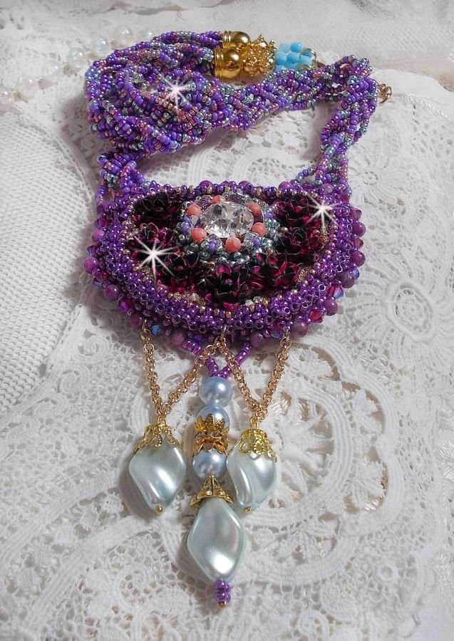 Colar Freesia bordado com rosas de resina Fuchsia marmorizado com rosas, cristais Swarovski e missangas de sementes.