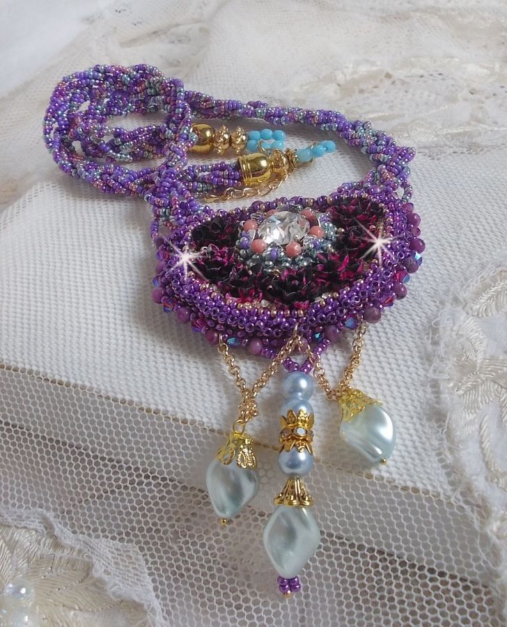 Colar Freesia bordado com rosas de resina Fuchsia marmorizado com rosas, cristais Swarovski e missangas de sementes.