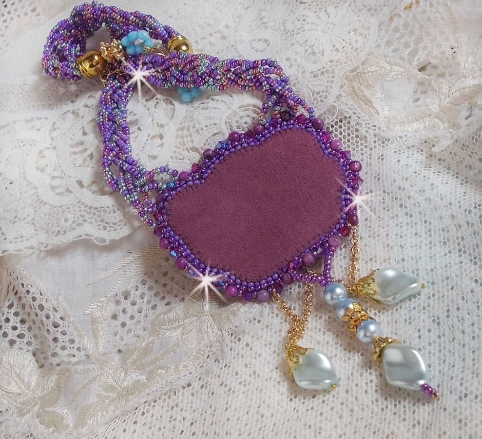 Colar Freesia bordado com rosas de resina Fuchsia marmorizado com rosas, cristais Swarovski e missangas de sementes.