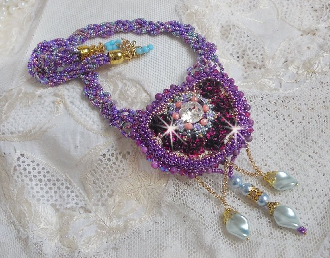 Colar Freesia bordado com rosas de resina Fuchsia marmorizado com rosas, cristais Swarovski e missangas de sementes.