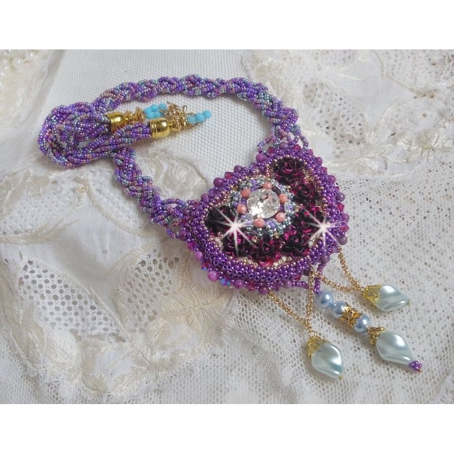 Colar Freesia bordado com rosas de resina Fuchsia marmorizado com rosas, cristais Swarovski e missangas de sementes.