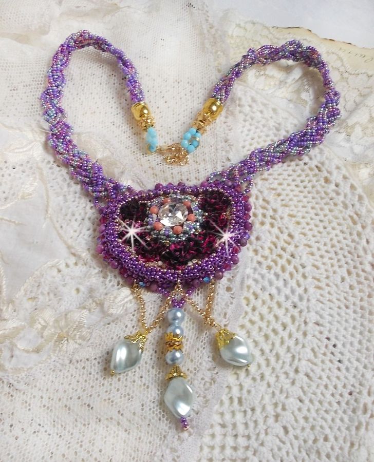 Colar Freesia bordado com rosas de resina Fuchsia marmorizado com rosas, cristais Swarovski e missangas de sementes.