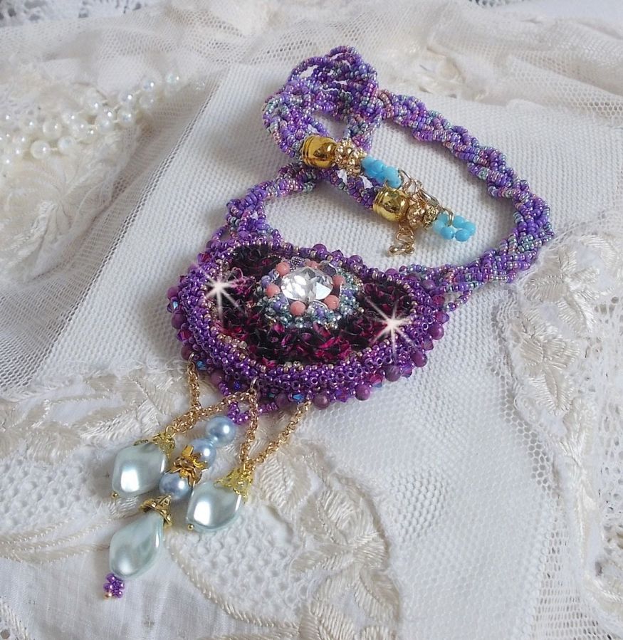 Colar Freesia bordado com rosas de resina Fuchsia marmorizado com rosas, cristais Swarovski e missangas de sementes.