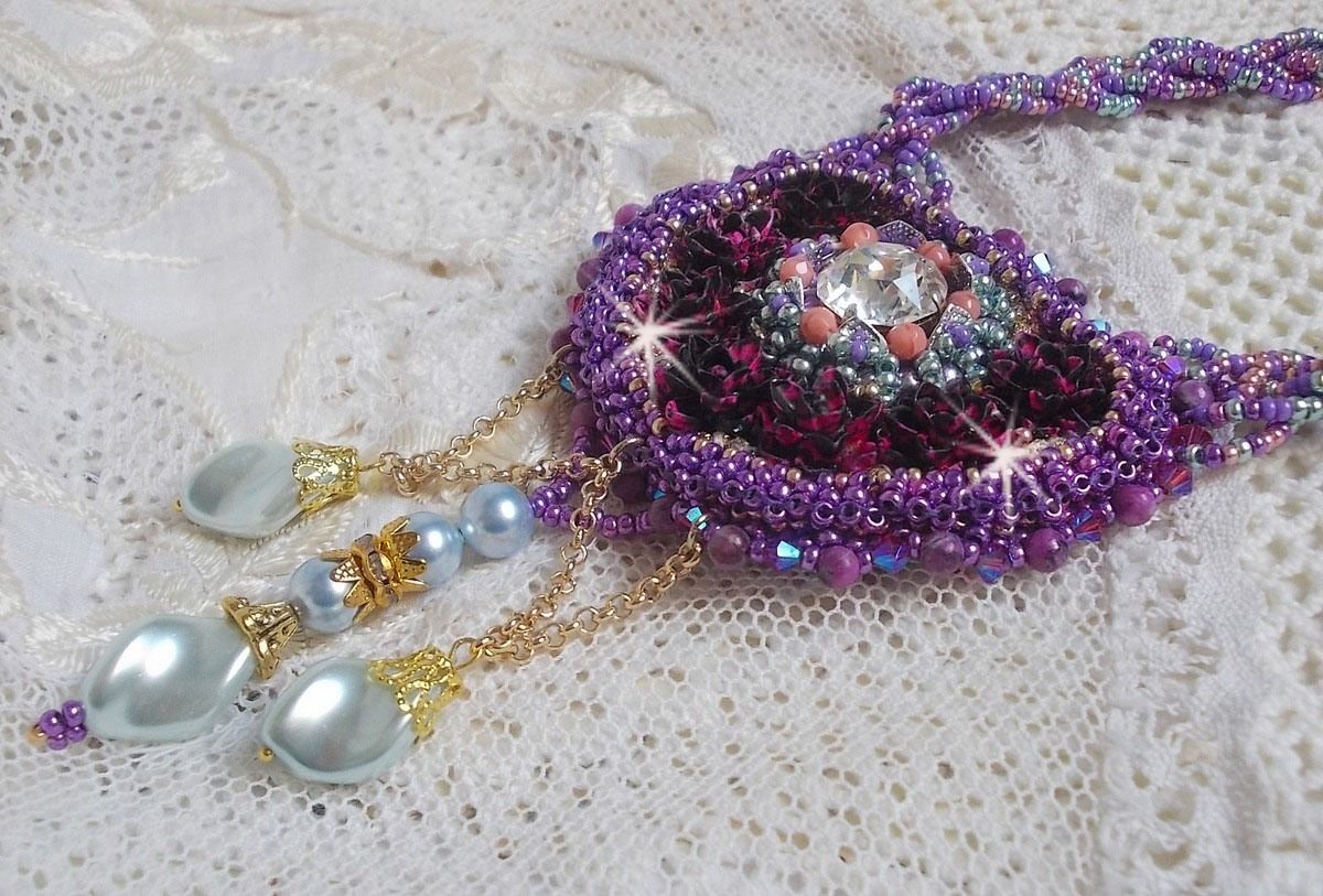 Colar Freesia bordado com rosas de resina Fuchsia marmorizado com rosas, cristais Swarovski e missangas de sementes.
