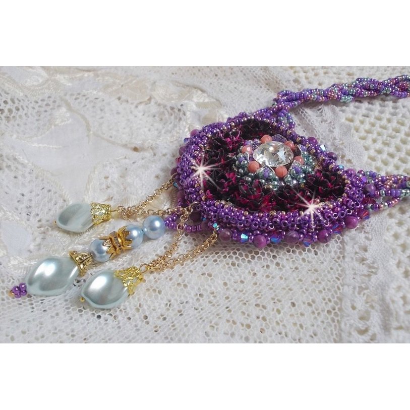 Colar Freesia bordado com rosas de resina Fuchsia marmorizado com rosas, cristais Swarovski e missangas de sementes.
