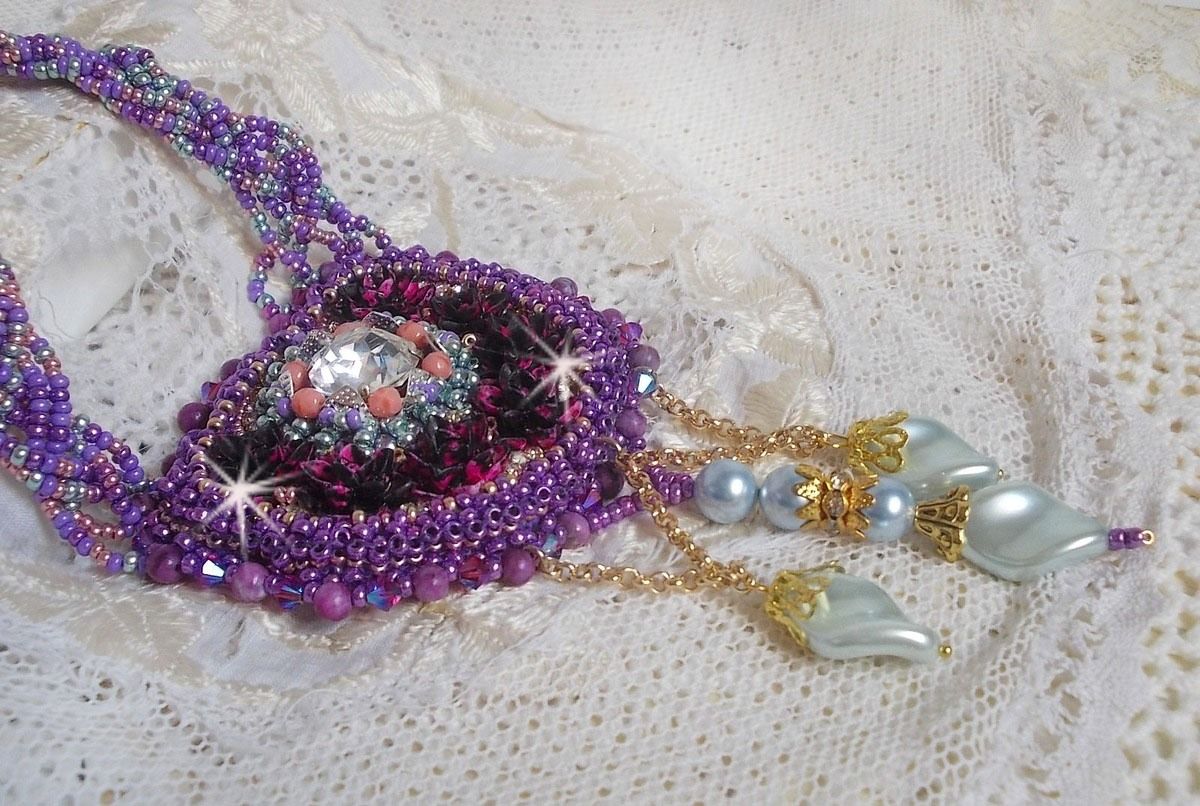 Colar Freesia bordado com rosas de resina Fuchsia marmorizado com rosas, cristais Swarovski e missangas de sementes.