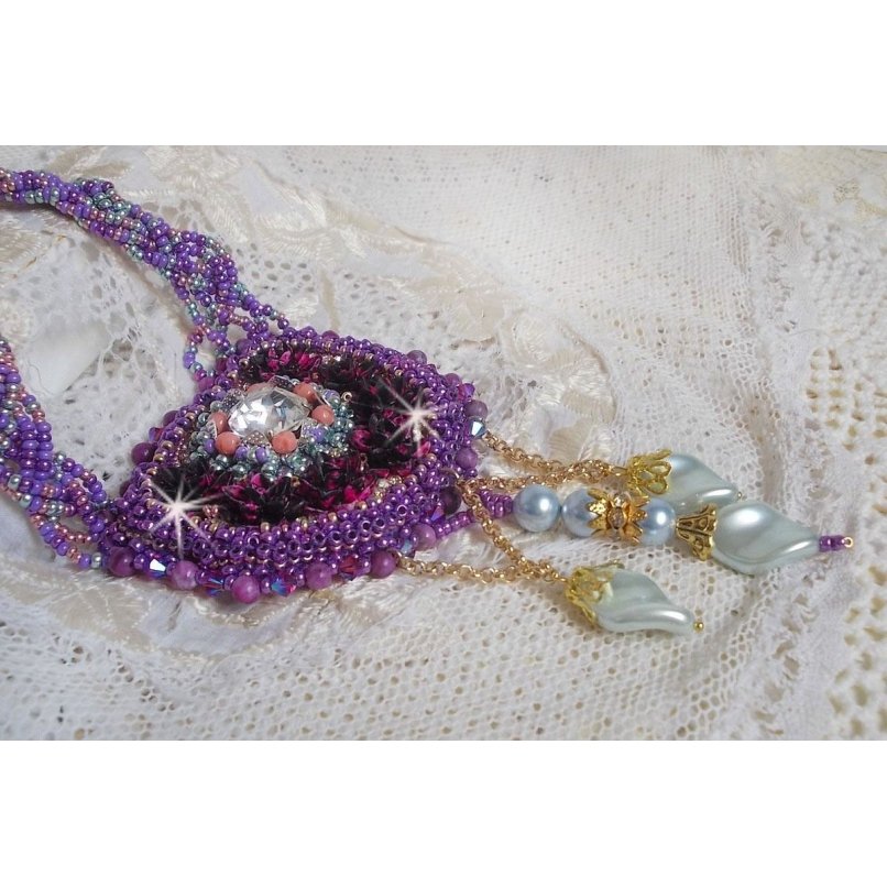 Colar Freesia bordado com rosas de resina Fuchsia marmorizado com rosas, cristais Swarovski e missangas de sementes.
