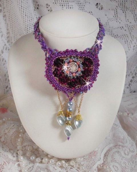 Colar Freesia bordado com rosas de resina Fuchsia marmorizado com rosas, cristais Swarovski e missangas de sementes.