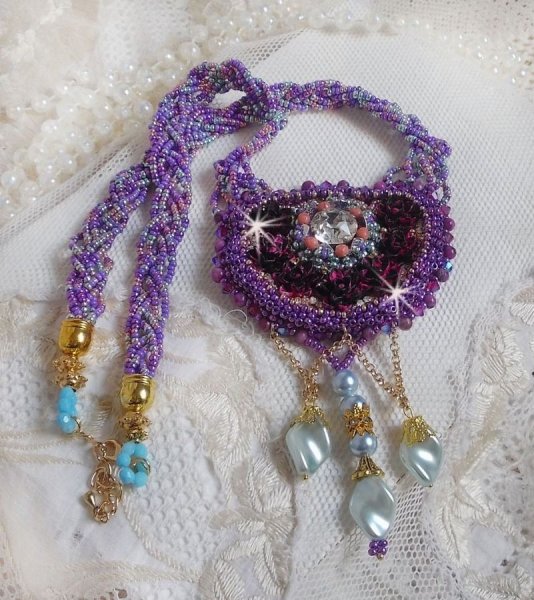 Colar Freesia bordado com rosas de resina Fuchsia marmorizado com rosas, cristais Swarovski e missangas de sementes.