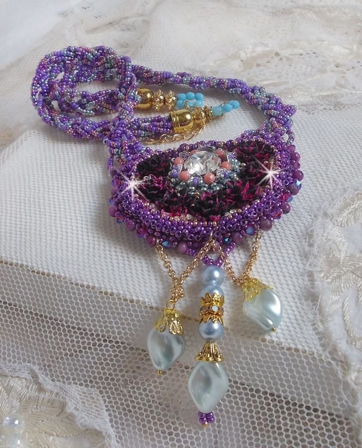 Colar Freesia bordado com rosas de resina Fuchsia marmorizado com rosas, cristais Swarovski e missangas de sementes.