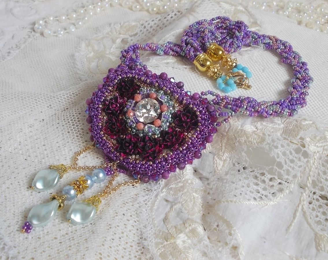 Colar Freesia bordado com rosas de resina Fuchsia marmorizado com rosas, cristais Swarovski e missangas de sementes.